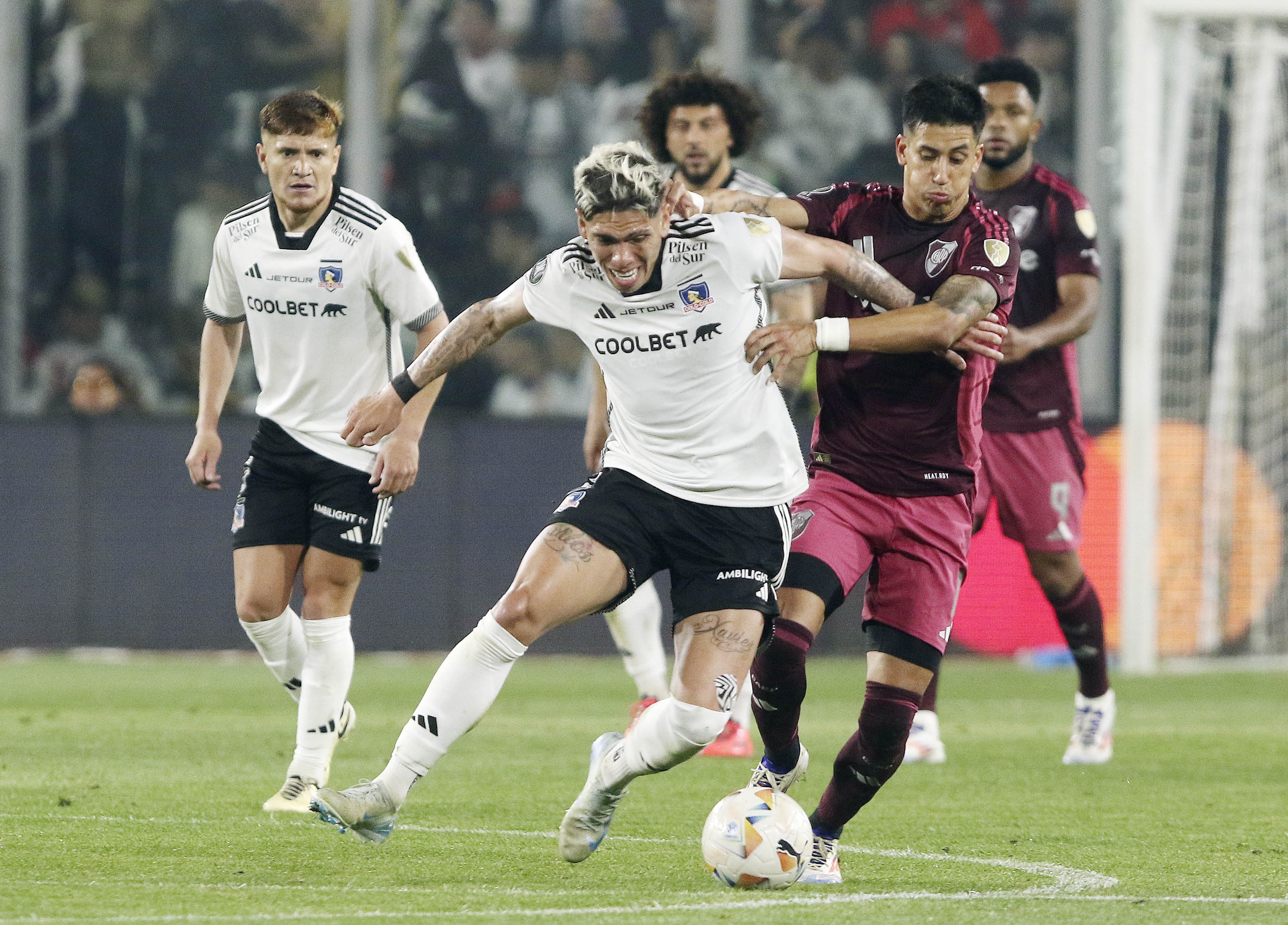 17 DE SEPTIEMBRE DE 2024, SANTIAGOJugadores de Colo Colo festejan el empate parcial Durante el partido, válido por los cuartos de final de Copa Libertadores, entre Colo Colo y River Plate, disputado en el estadio Monumental
FOTO:Marco Muga/ AGENCIAUNO
