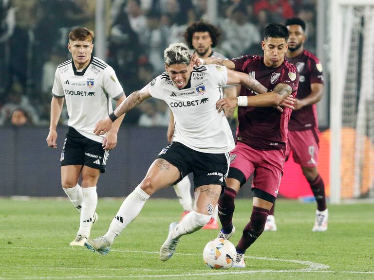 17 DE SEPTIEMBRE DE 2024, SANTIAGOJugadores de Colo Colo festejan el empate parcial Durante el partido, válido por los cuartos de final de Copa Libertadores, entre Colo Colo y River Plate, disputado en el estadio Monumental
FOTO:Marco Muga/ AGENCIAUNO