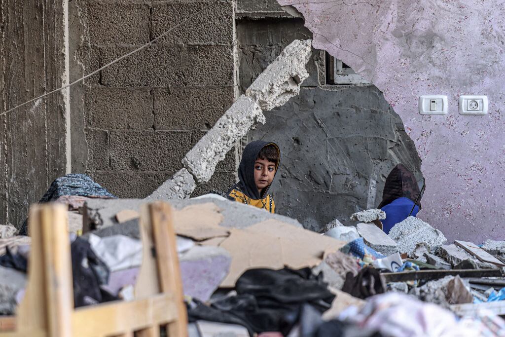 Un niño palestino observa la destrucción que dejan los ataques de Israel contra las estructuras civiles en la Franja de Gaza