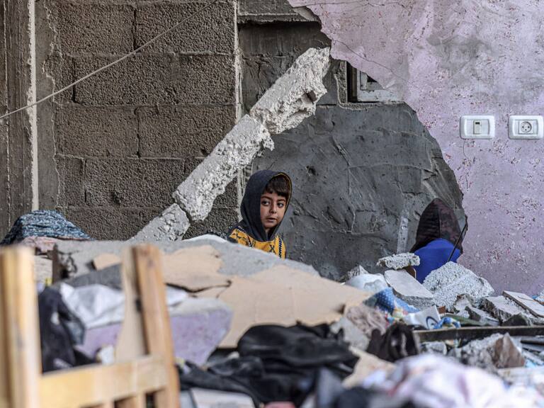 Un niño palestino observa la destrucción que dejan los ataques de Israel contra las estructuras civiles en la Franja de Gaza