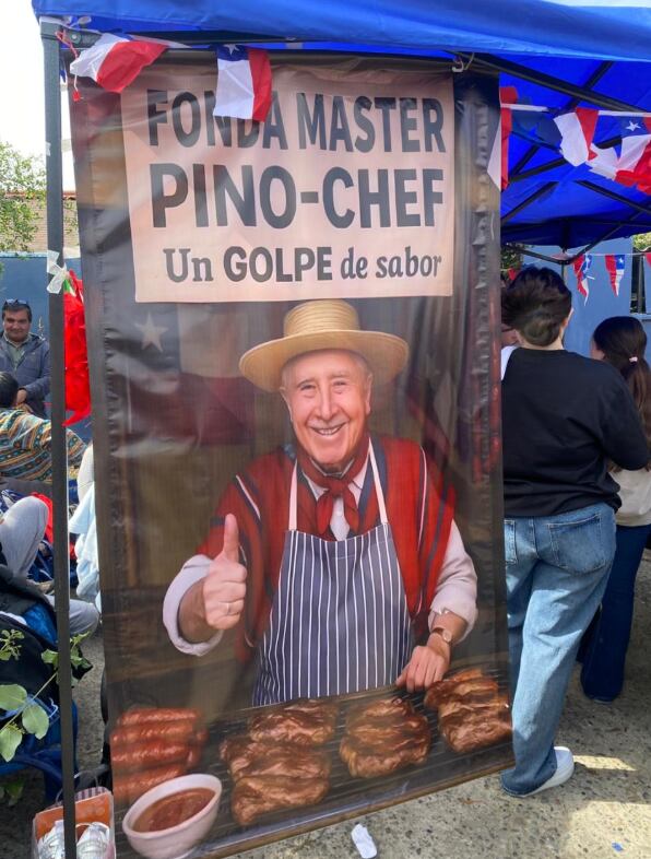 Fonda escolar con alusión a Augusto Pinochet