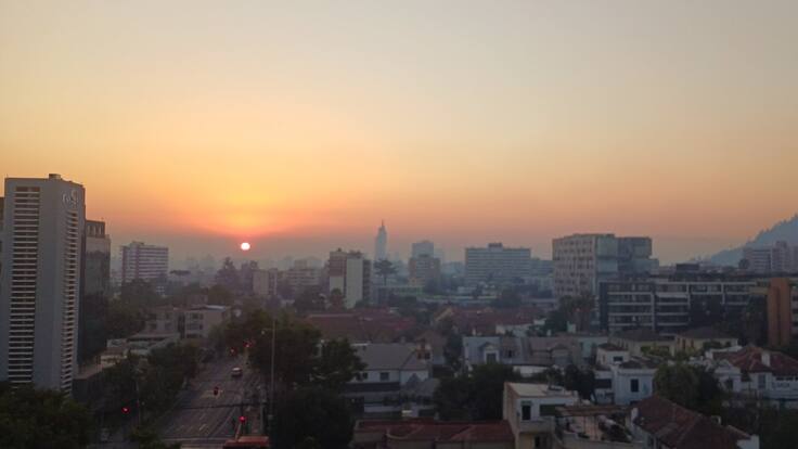 Santiago bajo humo: usuarios de redes muestran la nube gris que cubre la capital por incendio en San Pedro