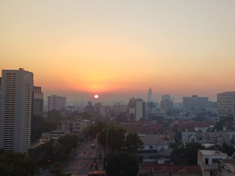 Santiago bajo humo: usuarios de redes muestran la nube gris que cubre la capital por incendio en San Pedro