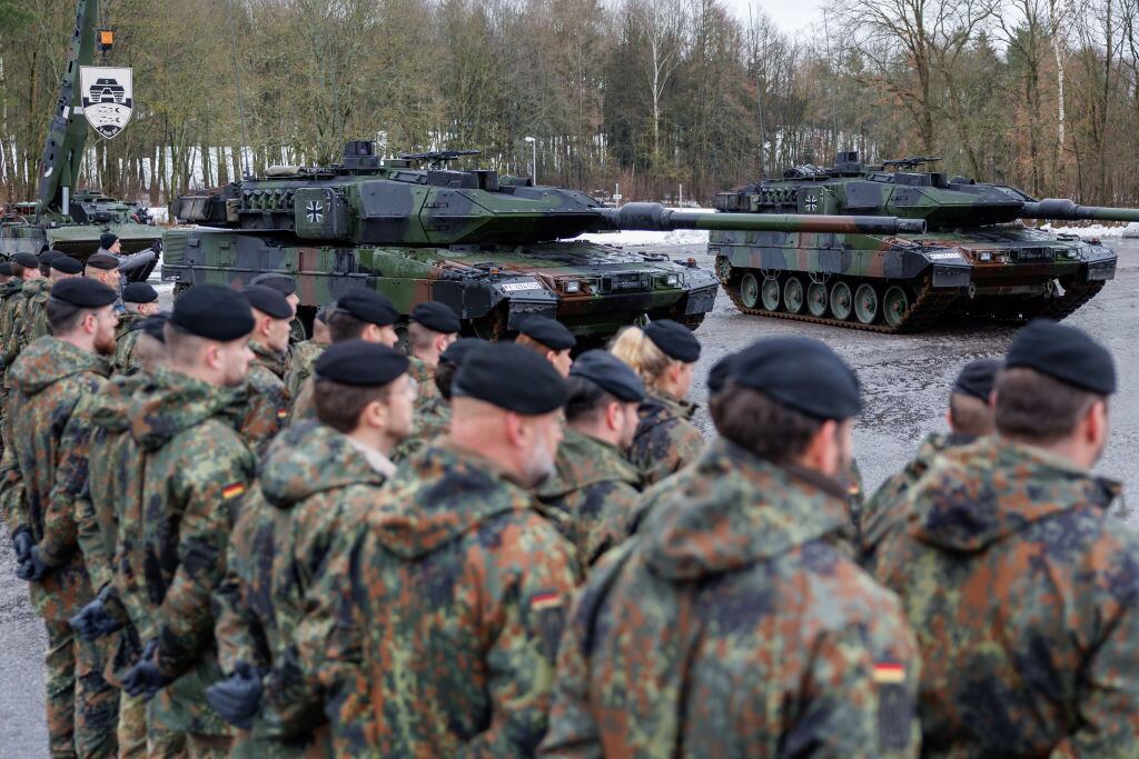 Soldados de Alemania junto a nuevos tanques del ejército en Bavaria