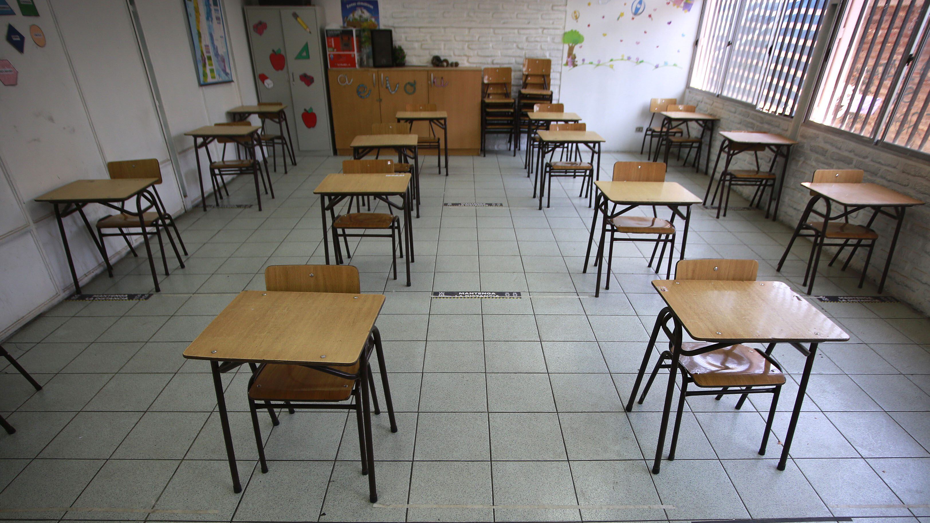 18 de enero del 2021/SantiagoEl ministro de Educacion, Raul Figueroa, anuncia el aumento presupuestario del plan “Yo confío en mi Escuela” para el retorno seguro a clases presenciales. El presupuesto pasará desde 6 mil a 13 mil millones de pesos para mejorar los espacios físicos de las escuelas en 179 comunas del país.

KARIN POZO/AGENCIAUNO