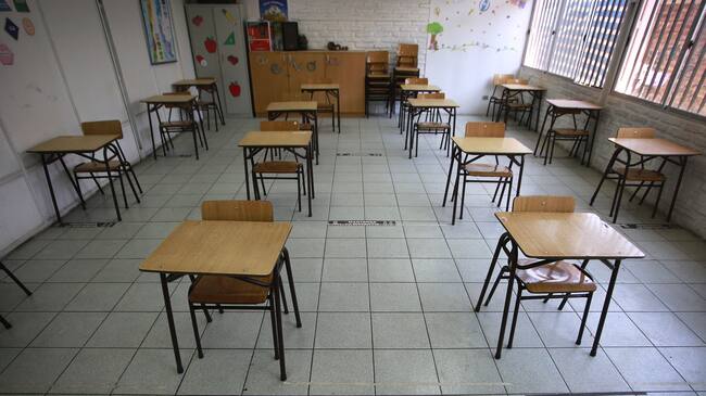 18 de enero del 2021/SantiagoEl ministro de Educacion, Raul Figueroa, anuncia el aumento presupuestario del plan “Yo confío en mi Escuela” para el retorno seguro a clases presenciales. El presupuesto pasará desde 6 mil a 13 mil millones de pesos para mejorar los espacios físicos de las escuelas en 179 comunas del país.
KARIN POZO/AGENCIAUNO