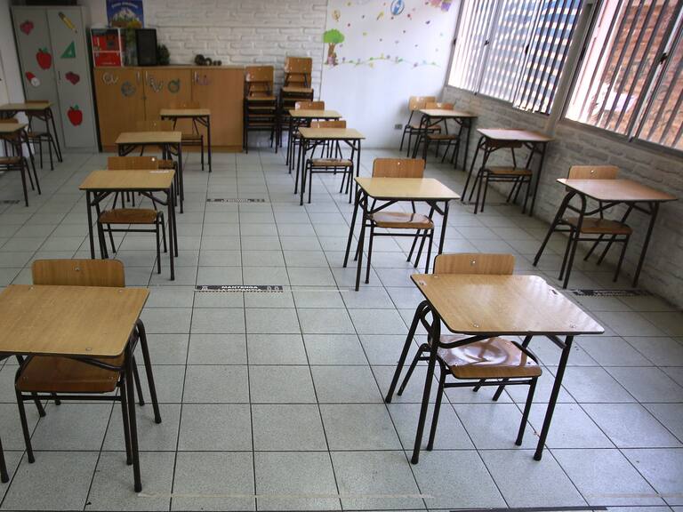 18 de enero del 2021/SantiagoEl ministro de Educacion, Raul Figueroa, anuncia el aumento presupuestario del plan “Yo confío en mi Escuela” para el retorno seguro a clases presenciales. El presupuesto pasará desde 6 mil a 13 mil millones de pesos para mejorar los espacios físicos de las escuelas en 179 comunas del país.
KARIN POZO/AGENCIAUNO