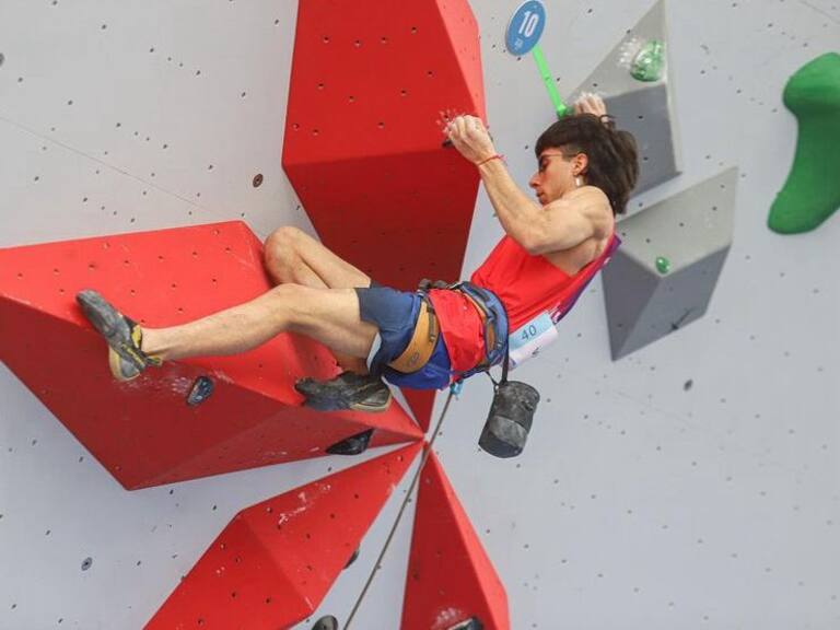 Santiago 2023: Benjamín Vargas clasifica a la final de escalada deportiva