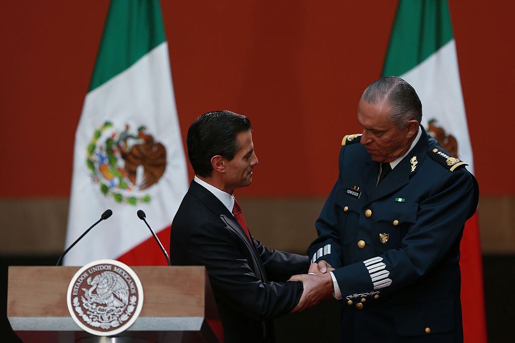 Peña Nieto saluda a Cienfuegos en un acto de 2016