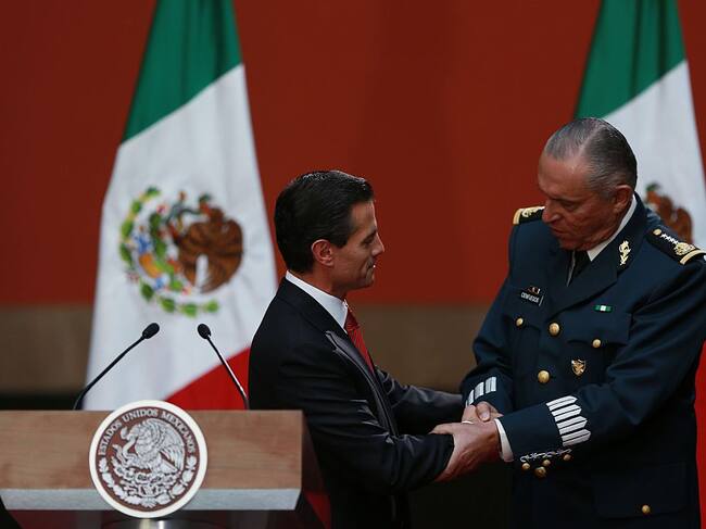 Peña Nieto saluda a Cienfuegos en un acto de 2016