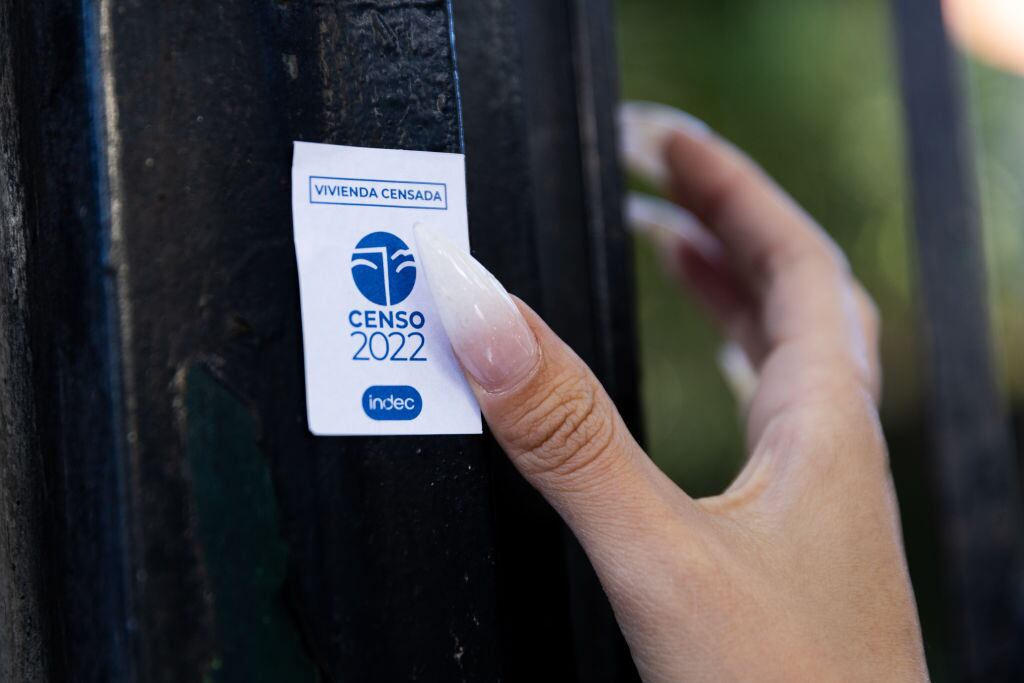 El logo del Censo 2022 se coloca en el frontis de una casa en San Martín