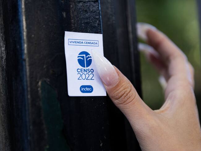 El logo del Censo 2022 se coloca en el frontis de una casa en San Martín