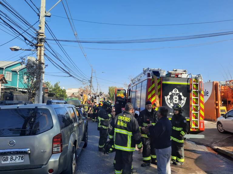Una casa destruida y otras dos viviendas afectadas deja violento incendio en La Florida