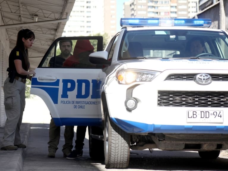 20 inmuebles allanados y 19 detenidos: realizan amplio operativo en el país por contrabando en el Aeropuerto de Santiago