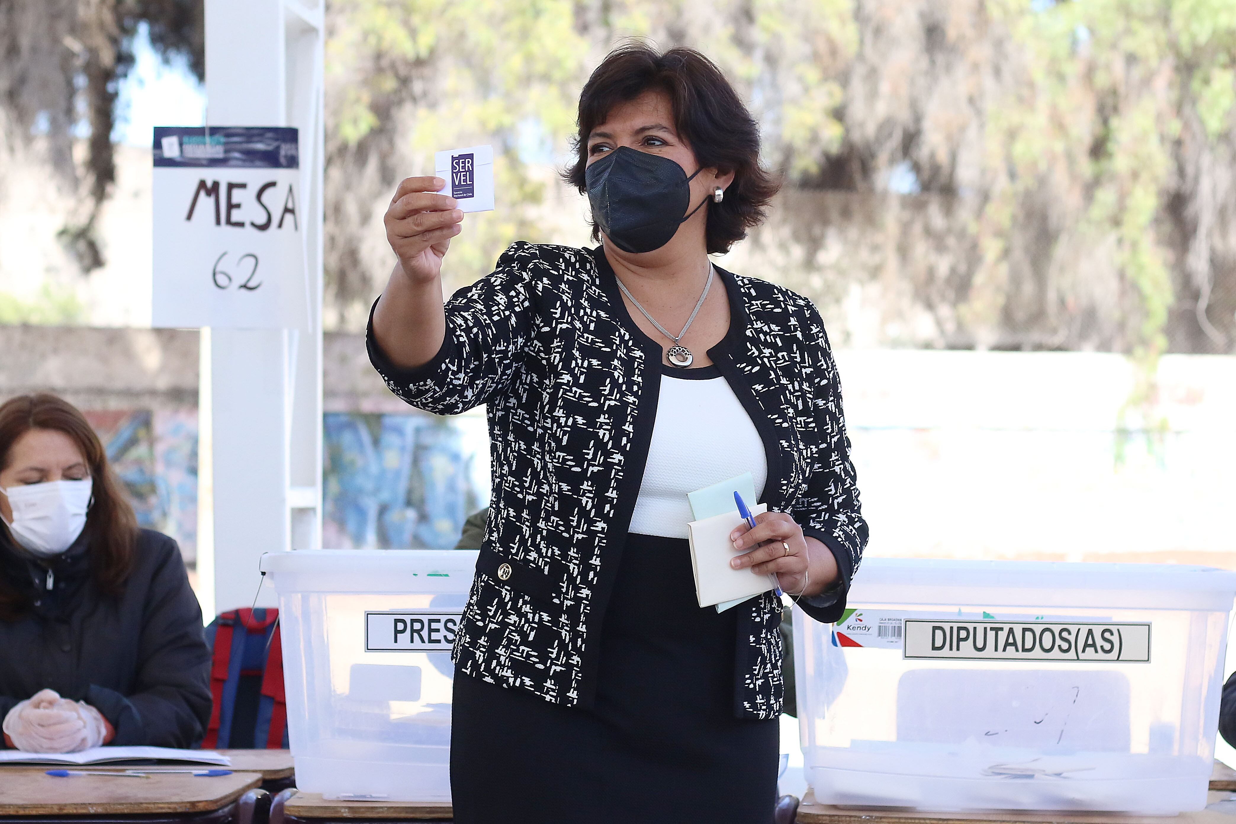 Así fue la llegada de Yasna Provoste a votar en Vallenar: Muy tranquila en este proceso | Agencia Uno