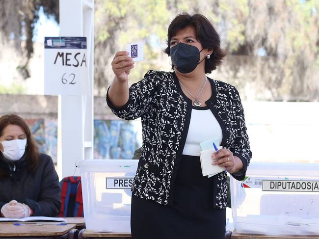 Así fue la llegada de Yasna Provoste a votar en Vallenar: Muy tranquila en este proceso | Agencia Uno