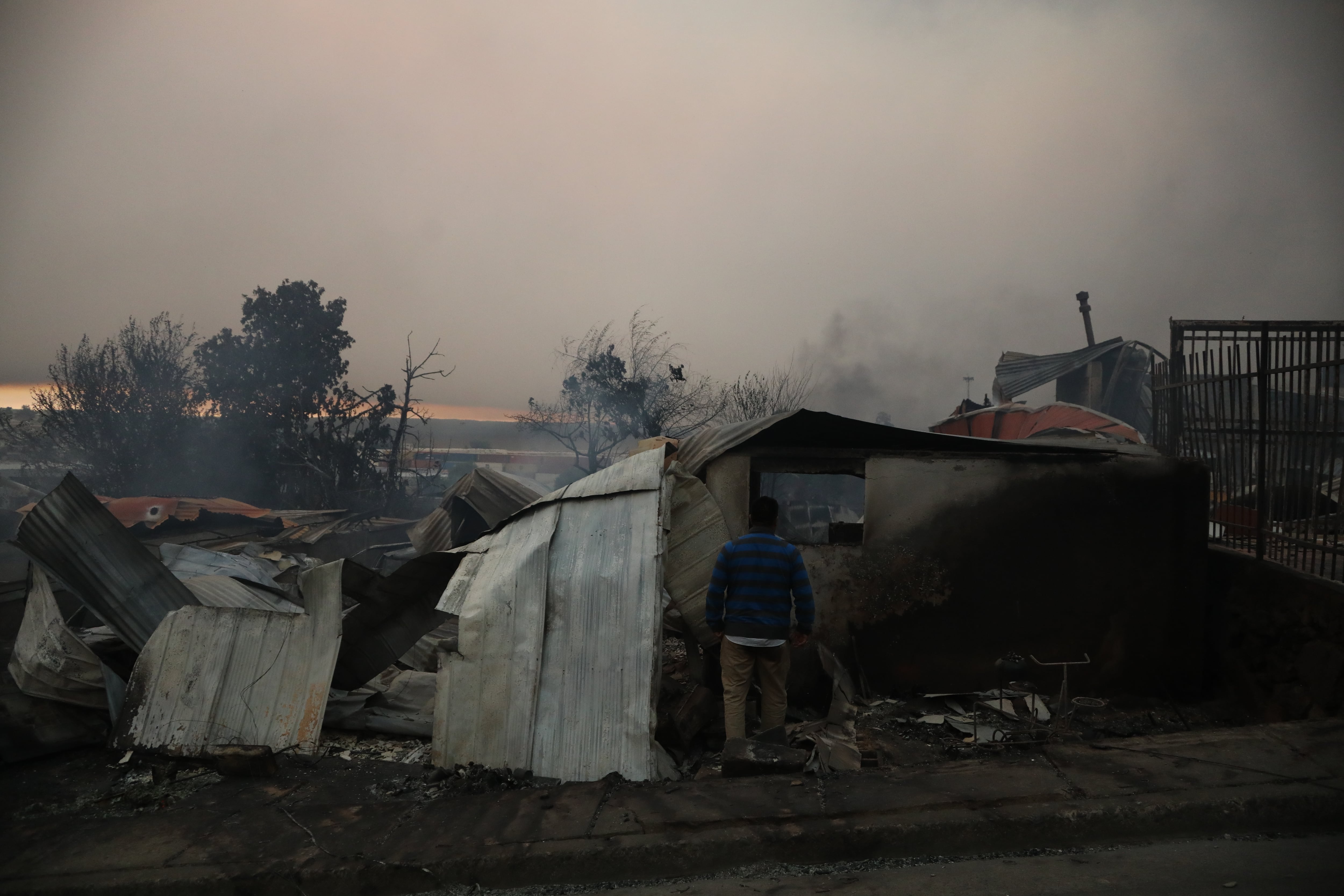 Damnificados por megaincendio denuncian haber sido expulsados de albergue durante lluvias en Perco y Lirquén