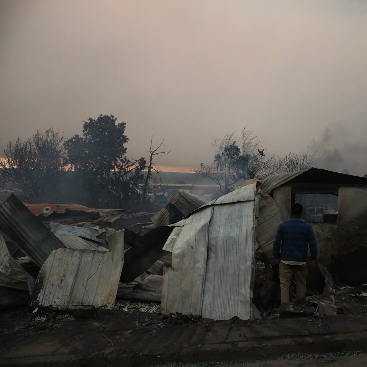 Damnificados por megaincendio denuncian haber sido expulsados de albergue durante lluvias en Perco y Lirquén