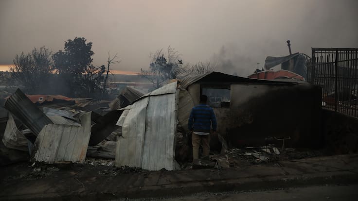 Damnificados por megaincendio denuncian haber sido expulsados de albergue durante lluvias en Perco y Lirquén