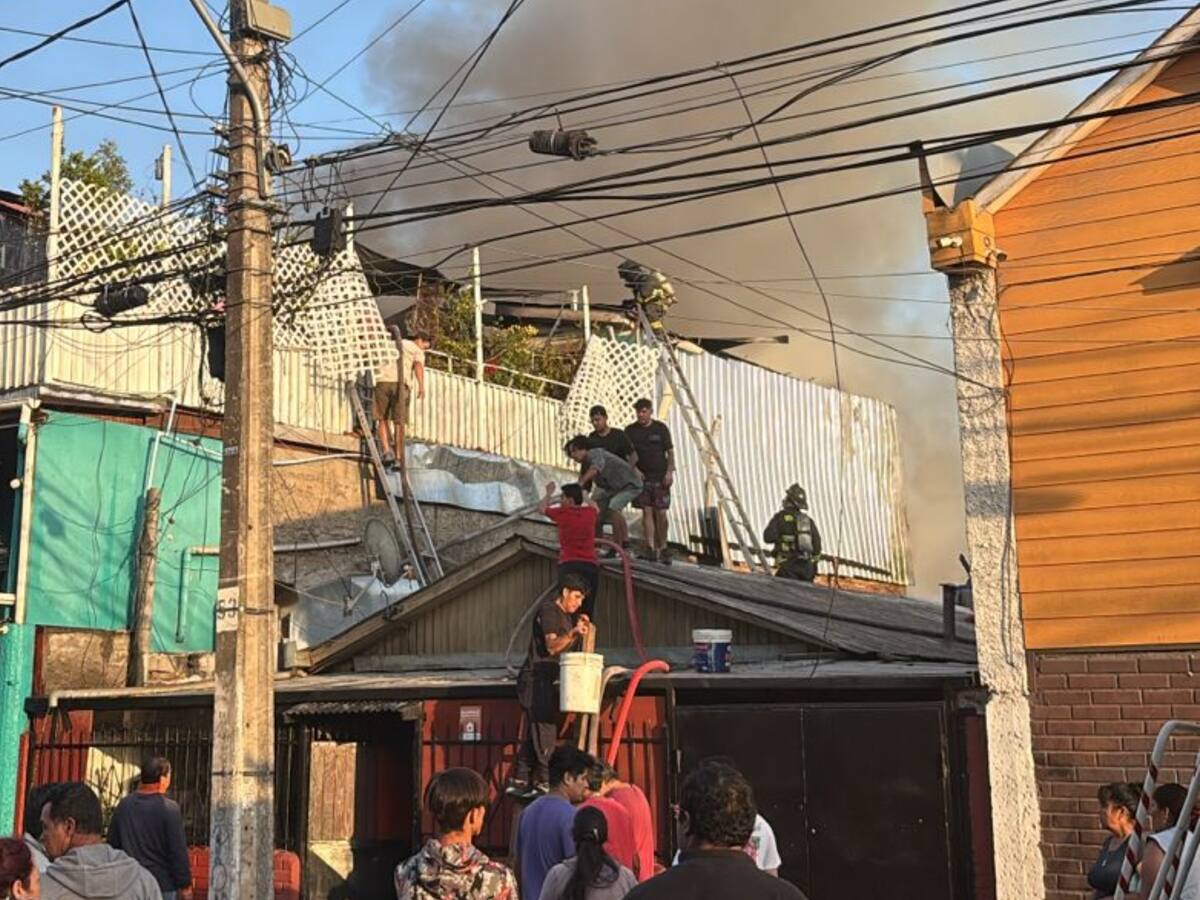 Incendio estructural deja diez casas afectadas y dos bomberas heridas en Lo Prado