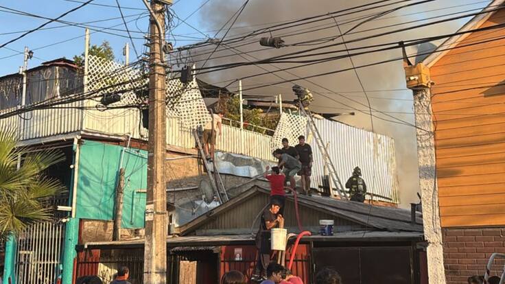 Bomberos combate incendio estructural en Lo Prado: al menos cinco casas afectadas