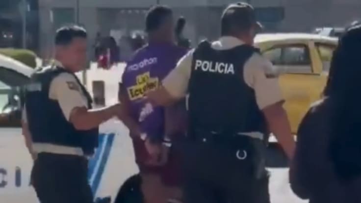 Futbolista fue detenido por la policía a minutos de ser titular en la Liga de Ecuador: salió esposado del estadio