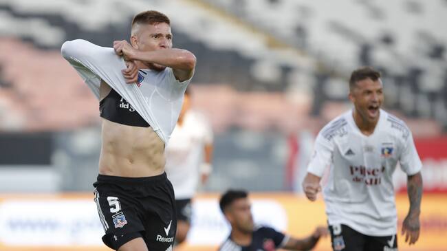 25 de Abril del 2021/SANTIAGOLeonardo Gil(c) anota uy celebra su primer gol y el 1 a 0 de Colo Colo ,durante el partido valido por la quinta fecha del Campeonato Nacional AFP PlanVital 2021, entre Colo Colo vs Universidad de Chile, disputado en el Estadio Monumental.
FOTO:FRANCISCO LONGA/AGENCIAUNO