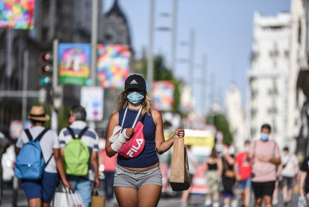 Las personas realizan compras en Madrid en plena pandemia