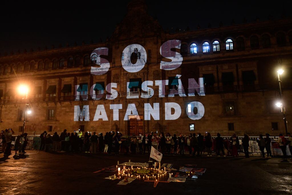 Feministas proyectan un mensaje en el Palacio Nacional de México