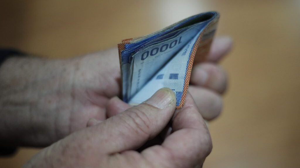 9 de julio de 2014/SANTIAGO
Detalle de billetes que suman 225 mil pesos, lo que equivale al salario mínimo que fue aprobado hoy por el senado.
FOTO: DAVID VON BLOHN/ AGENCIAUNO