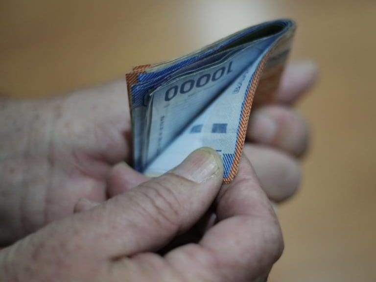 9 de julio de 2014/SANTIAGO
Detalle de billetes que suman 225 mil pesos, lo que equivale al salario mínimo que fue aprobado hoy por el senado. 

FOTO: DAVID VON BLOHN/ AGENCIAUNO