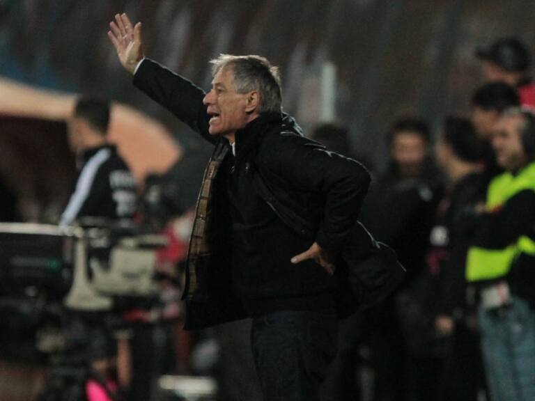 Ariel Holan habría puesto su cargo a disposición en la UC