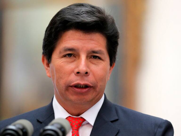 Presidente de Perú, Pedro Castillo, habla ante los medios de comunicación