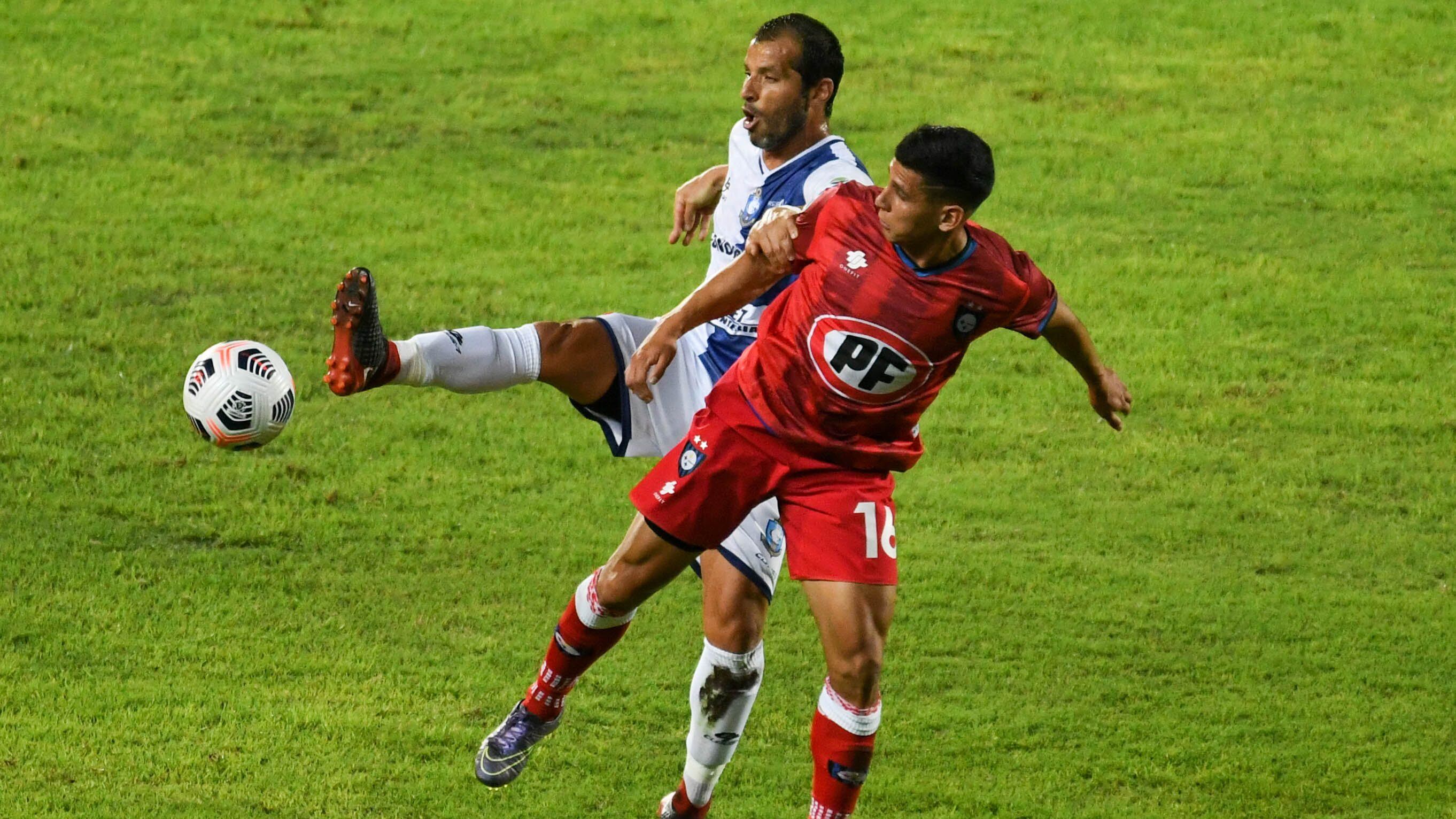 16 DE MARZO 2021 / ANTOFAGASTA Jugadores de ambos clubes disputan el balón ,durante el encuentro valido por la primera ronda de la Copa Sudamericana entre Deportes Antofagasta vs Huachipato , disputado en el Estadio Calvo &amp; Bascuñan
FOTO CAMILO ALFARO/AGENCIAUNO