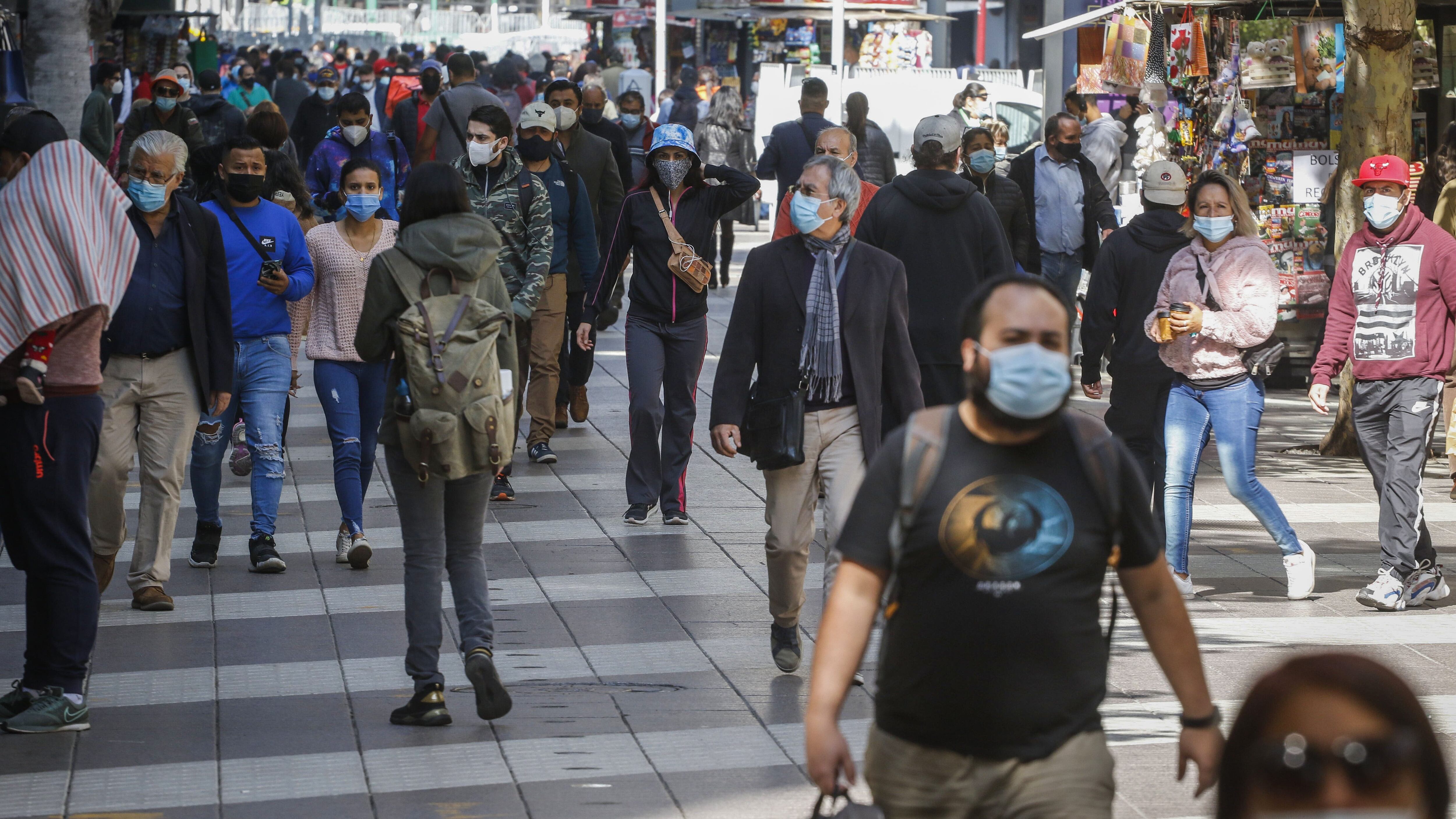 3 de mayo del 2021/SANTIAGOA pesar de la cuarentena que vive la comuna de Santiago, cientos de transeúntes, circulan pr el principal paseo peatonal de la Región Metropolitana, el paseo Ahumada.
FOTO: SEBASTIAN BELTRAN GAETE/AGENCIAUNO