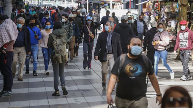 3 de mayo del 2021/SANTIAGOA pesar de la cuarentena que vive la comuna de Santiago, cientos de transeúntes, circulan pr el principal paseo peatonal de la Región Metropolitana, el paseo Ahumada.
FOTO: SEBASTIAN BELTRAN GAETE/AGENCIAUNO