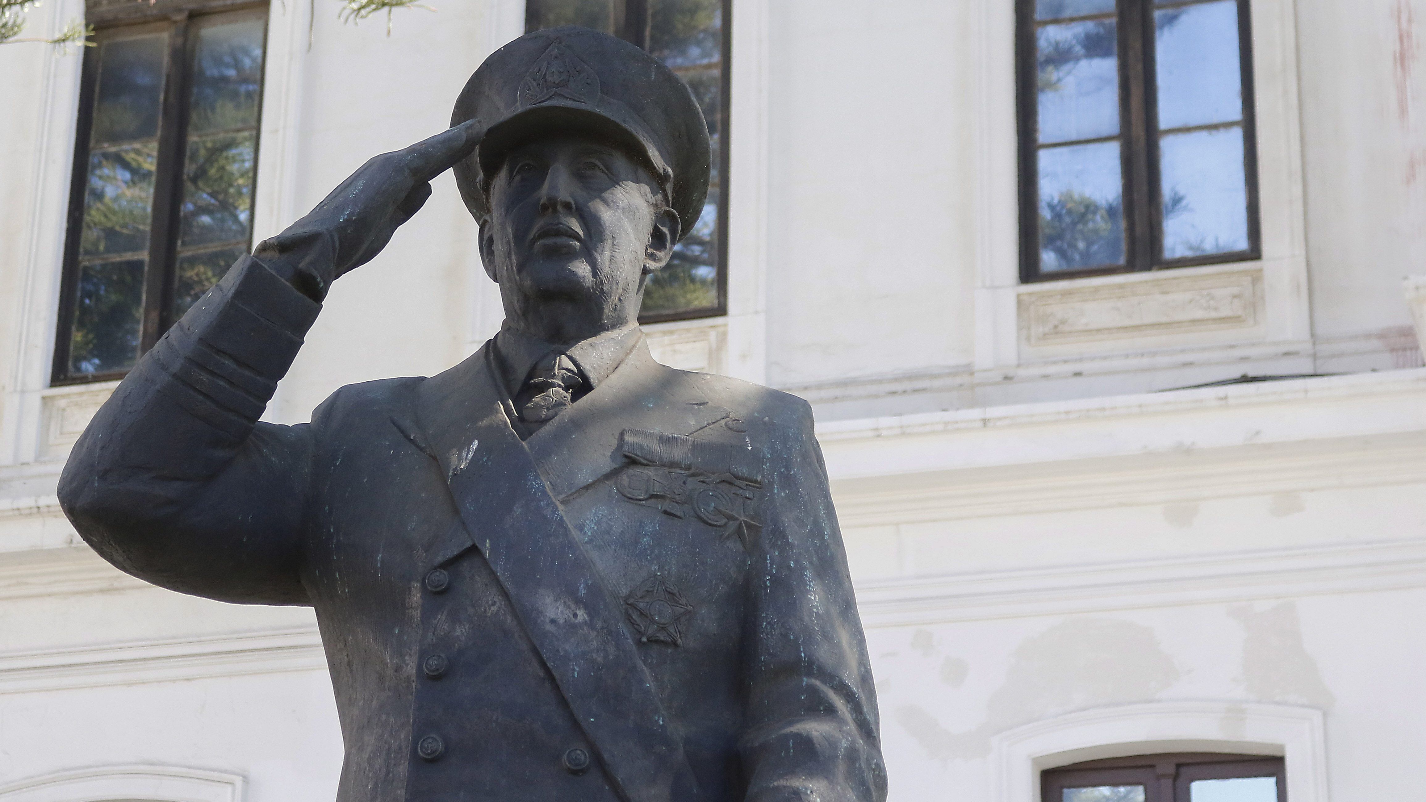 11 DE SEPTIEMBRE DE 2019/VALPARAISOEstatua del almirante de la Armada de Chile, comandante en jefe de la institución y miembro de la Junta militar durante la dictadura, Jose Toribio Merino, ubicada en el acceso al Museo Maritimo Nacional de Valparaíso.
FOTO: LEONARDO RUBILAR CHANDIA/AGENCIAUNO