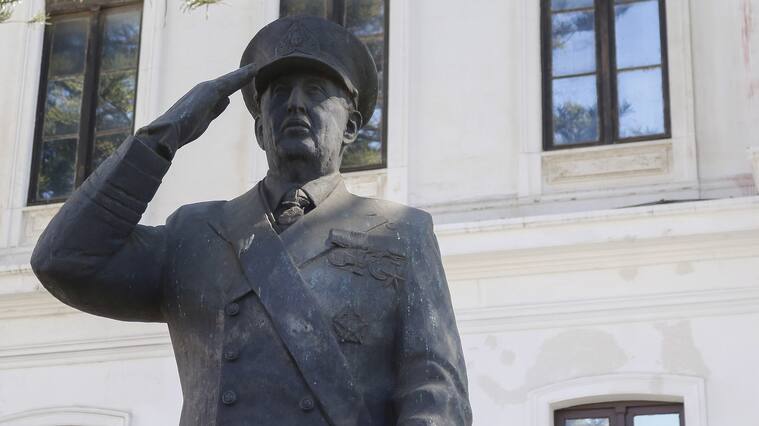11 DE SEPTIEMBRE DE 2019/VALPARAISOEstatua del almirante de la Armada de Chile, comandante en jefe de la institución y miembro de la Junta militar durante la dictadura, Jose Toribio Merino, ubicada en el acceso al Museo Maritimo Nacional de Valparaíso.
FOTO: LEONARDO RUBILAR CHANDIA/AGENCIAUNO