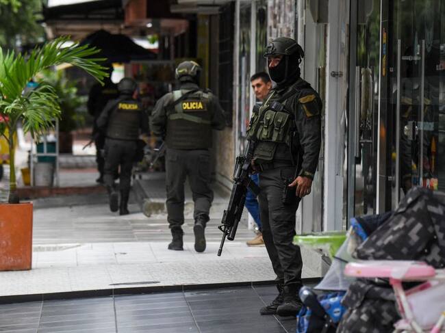 La policía militarizada de Colombia vigila las calles de Saravena en Arauca