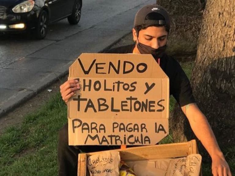 Diego González, el estudiante que vende cholitos y tabletones