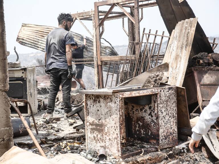 “La ayuda humanitaria no ha llegado": presidenta de población argentina en Quilpué cuestiona llegada de apoyo tras incendios