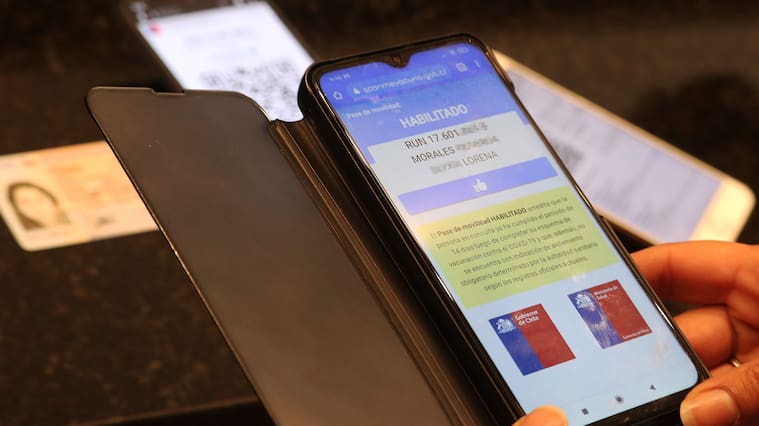 04 DE AGOSTO DE 2021/VALPARAISOVista del comprobante del Pase de Movilidad de una mujer en el restaurante Il Paparazzo de Cerro Concepción, tras el paso a Fase 4 de Valparaíso, en medio de la pandemia por el Coronavirus.
FOTO: LEONARDO RUBILAR CHANDIA/AGENCIAUNO