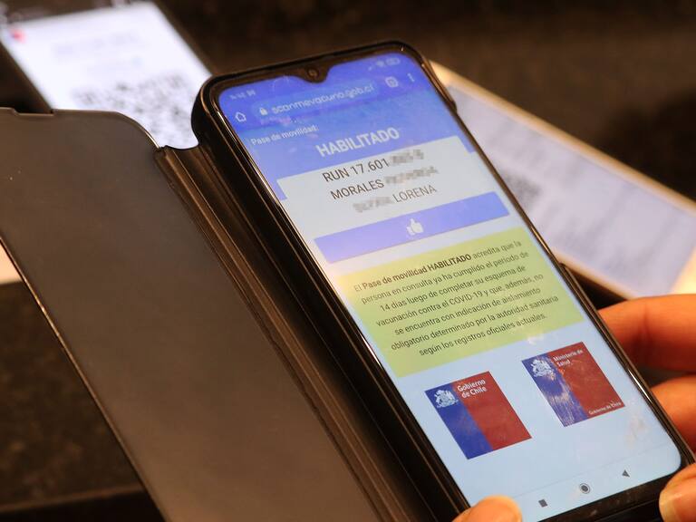 04 DE AGOSTO DE 2021/VALPARAISOVista del comprobante del Pase de Movilidad de una mujer en el restaurante Il Paparazzo de Cerro Concepción, tras el paso a Fase 4 de Valparaíso, en medio de la pandemia por el Coronavirus.
FOTO: LEONARDO RUBILAR CHANDIA/AGENCIAUNO