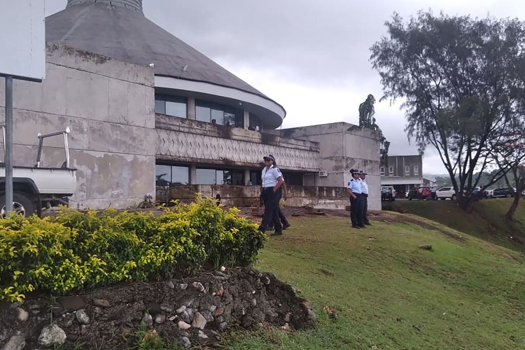 La policía de las Islas Salomón custodia la sede del parlamento en Honiara