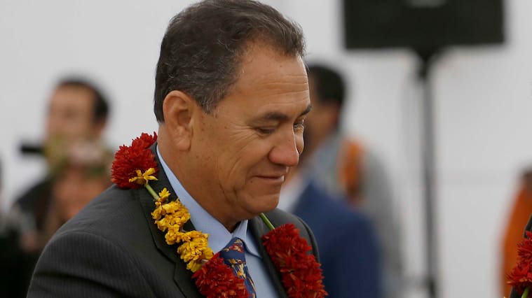 11 de Mayo de 2016/SANTIAGOHomenaje en el monumento al ex Mandatario Eduardo Frei Montalva ,para conmemorar los 50 años de la Ley Pascua (16.441) dictada bajo su gobierno y que marcó un hito de integración del pueblo Rapa Nui.
En la imágen el alcalde de Isla de Pascua,Pedro Edmunds Paoa hace entrega de la llave de una cápsula del tiempo que se encuentra enterrada en la Isla,a la hija del ex mandatario,Carmen Frei.
FOTO: RAFA MARTINEZ/AGENCIAUNO