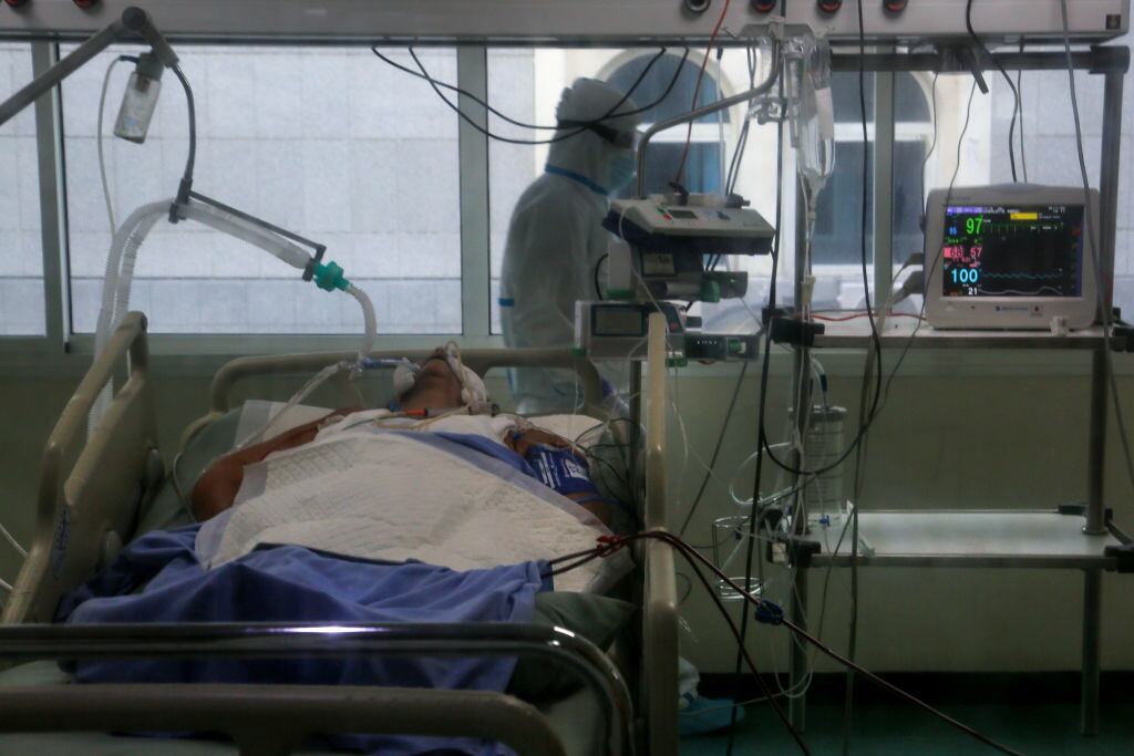 Trabajadores de la salud cuidan a un paciente Covid-19 en Líbano