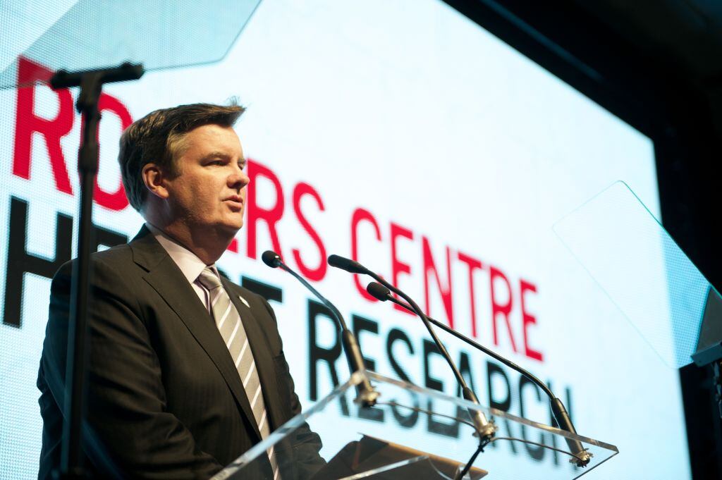 Edward Rogers habla durante un evento en Toronto durante 2014