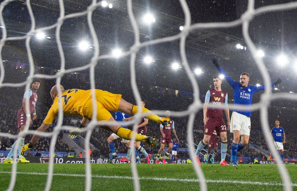 Aston Villa enfrenta al Leicester City en la Liga Premier antes de su suspensión