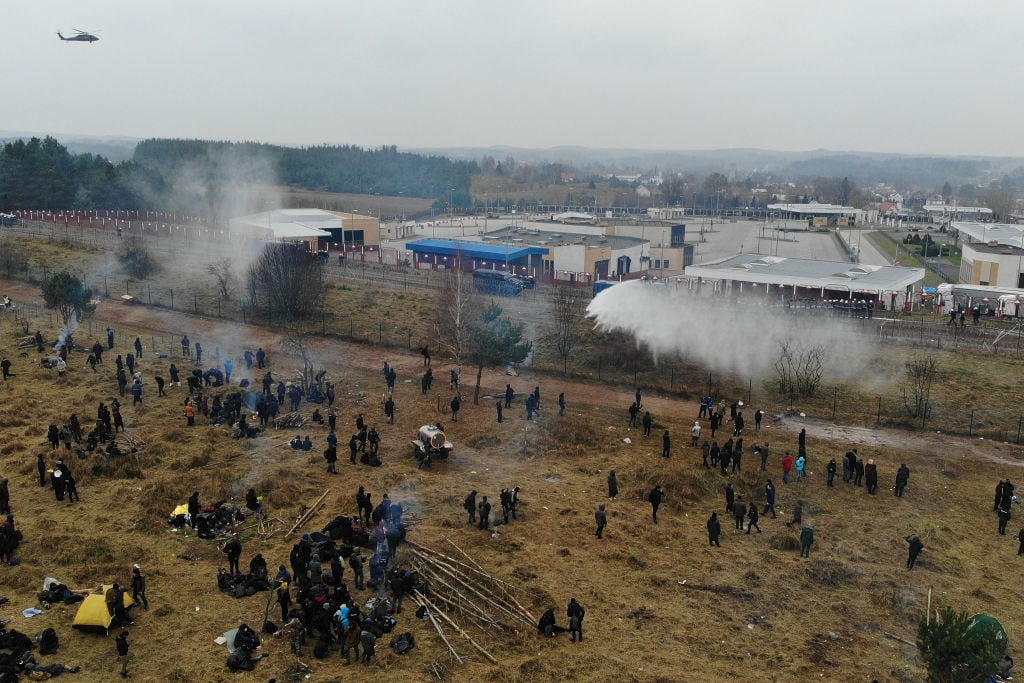 Fuerzas polacas reprimen a manifestantes en la frontera con Bielorrusia