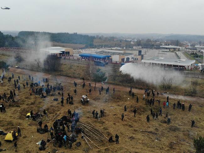 Fuerzas polacas reprimen a manifestantes en la frontera con Bielorrusia